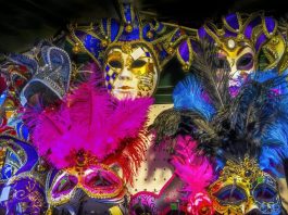 Máscaras coloridas venezianas que inspiraram as fantasias de Carnaval