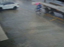 VÍDEO – Ciclista é atingido por caminhão com tampa traseira aberta em Joinville