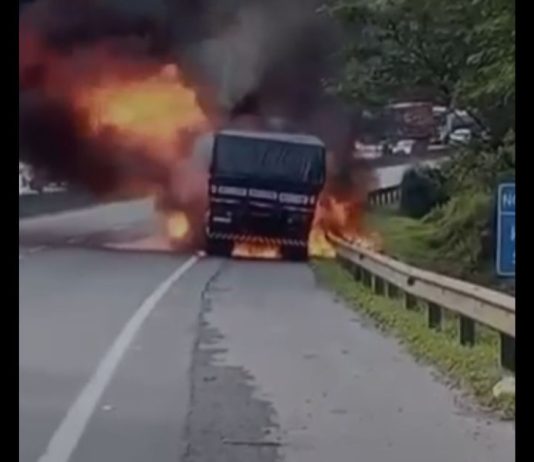 VÍDEO – Incêndio em caminhão interdita parcialmente trecho da BR-101 em Joinville