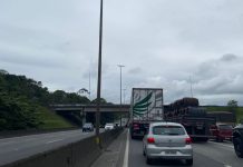 Carreta tomba na BR-101 e congestionamento quilométrico é registrado em Araquari