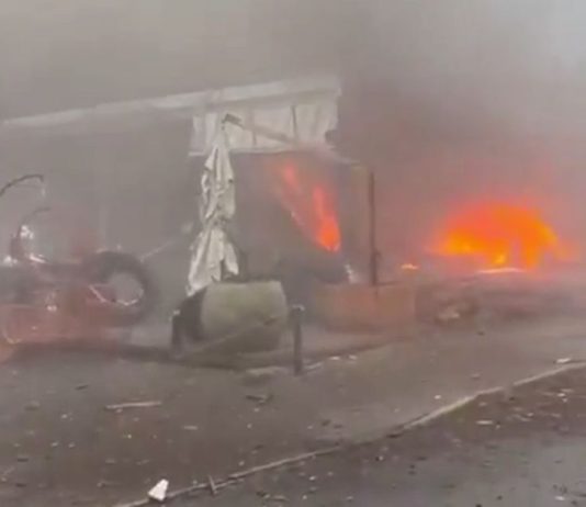 VÍDEO - Avião de pequeno porte cai no Centro de Gramado, no RS