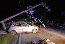 Mulher morre após carro colidir em poste e parte da cidade em SC fica sem luz