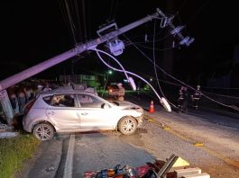 Mulher morre após carro colidir em poste e parte da cidade em SC fica sem luz