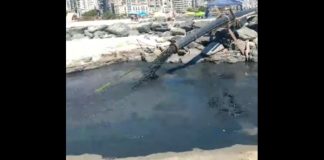 VÍDEO - Água preta saindo de cano em praia de SC choca banhistas; saiba o que é