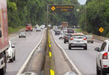 Engavetamento entre cinco veículos causa filas na BR-101, em Garuva