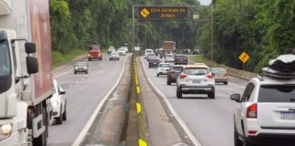 Engavetamento entre cinco veículos causa filas na BR-101, em Garuva