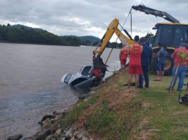 Homem morre após carro cair em rio na SC-415, em Araquari