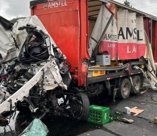 Motorista de caminhão morre após acidente envolvendo carretas e carro em Garuva