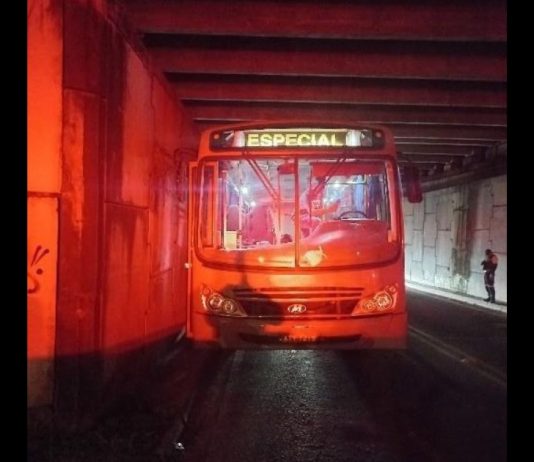 Ônibus furtado é abandonado debaixo de viaduto em Joinville