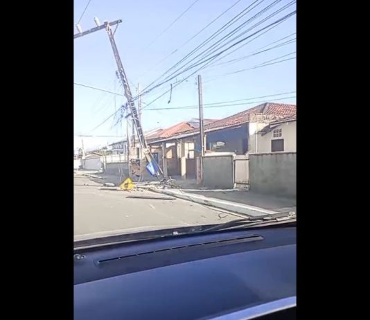 VÍDEO - Bairro de Joinville fica sem energia elétrica após caminhão colidir em poste