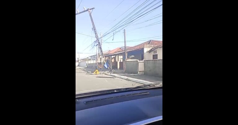 VÍDEO - Bairro de Joinville fica sem energia elétrica após caminhão colidir em poste