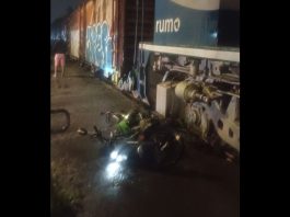 VÍDEO - Colisão entre carro, moto e trem deixa uma pessoa ferida em Joinville