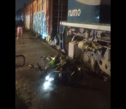 VÍDEO - Colisão entre carro, moto e trem deixa uma pessoa ferida em Joinville
