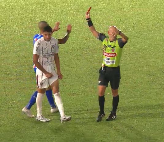 Fluminense de Joinville tem dois expulsos e perde na estreia da Série B do Catarinense