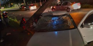 Carro colide contra poste e fica destruído em Joinville