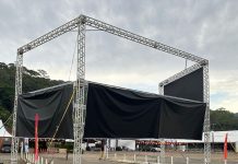 Fachada do portal de entrada da Fenachopp, em Joinville, é danificada por vendaval