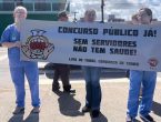 Servidores do Hospital Regional de Joinville fazem protesto por concurso público durante cerimônia de entrega de obras