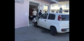 Motorista perde controle de carro e atinge loja no bairro Comasa, em Joinville