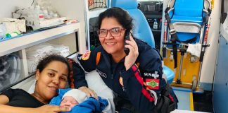 Equipe do Samu de Joinville realiza parto de emergência dentro de ambulância