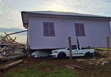Casa vai parar em cima de carro após tornado em pequena cidade no Oeste catarinense