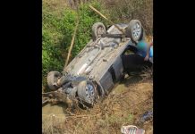 Carro sai da pista na SC-108, em Joinville, cai em rio e fica submerso Joinville