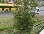 VÍDEO – Motorista morre após acidente entre ônibus, carro e moto, em Joinville