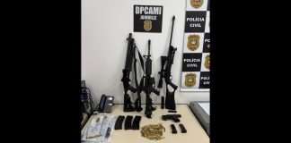 Polícia Civil prende pai e filho por posse ilegal de arma de fogo e apreende fuzil, em Joinville