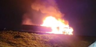 VÍDEO – Carreta pega fogo em cima de viaduto em Garuva