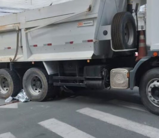 Ciclista morre após colidir contra caminhão em Navegantes