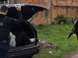Polícia prende 19 pessoas suspeitas de esquema de ingresso ilegal de eletrônicos em penitenciária de Joinville