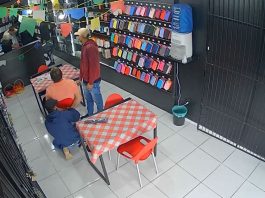 VÍDEO – Polícia prende trio suspeito de roubo a loja de celulares em Joinville