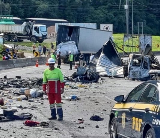 Van envolvida em grave acidente na BR-376 levava 15 passageiros para o Beto Carreiro