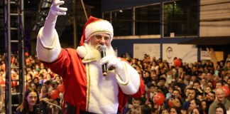 Chegada do Papai Noel reúne cerca de 15 mil pessoas em frente a shopping de Joinville