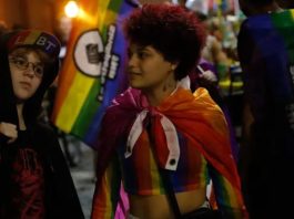 Câmara aprova projeto de lei que proíbe participação de crianças e adolescentes em eventos LGBTQIA+