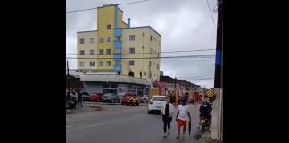 VÍDEO – Incêndio em edifício residencial mobiliza equipes do Corpo de Bombeiros em Joinville