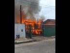 VÍDEO – Casa é destruída por incêndio no bairro Itinga, em Joinville