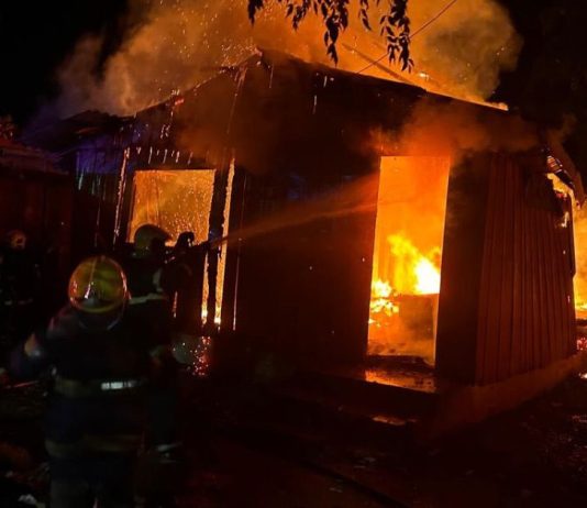 Incêndio destrói casa utilizada por usuários de drogas em Garuva
