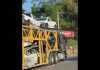 VÍDEO – Caminhão se enrosca em fiação de energia e interdita rua em Joinville