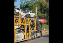 VÍDEO – Caminhão se enrosca em fiação de energia e interdita rua em Joinville
