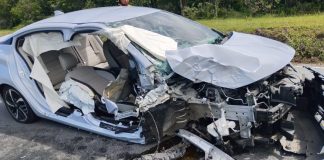 Quatro pessoas ficam feridas após motorista dormir e colidir carro em poste na SC-415, em Araquari