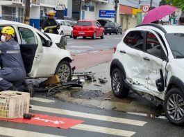 VÍDEO – Colisão entre dois carros deixa mulher ferida no bairro Itaum, em Joinville