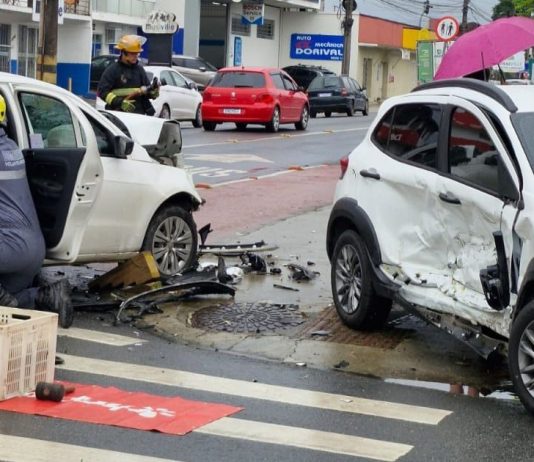 VÍDEO – Colisão entre dois carros deixa mulher ferida no bairro Itaum, em Joinville