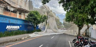 Vento forte derruba rede de proteção de prédio em obras e interdita rua em Joinville
