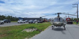 Motorista é ejetado de carro na BR-280 e levado de helicóptero para hospital em Joinville