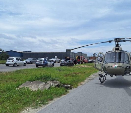 Motorista é ejetado de carro na BR-280 e levado de helicóptero para hospital em Joinville