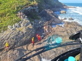 Mulher é resgatada de helicóptero após cair em fenda durante trilha em São Francisco do Sul