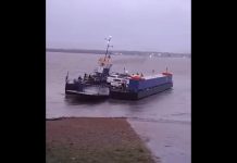 VÍDEO – Balsa fica à deriva por causa de ventania e serviço é suspenso na Vigorelli, em Joinville