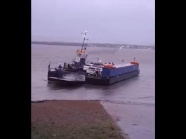 VÍDEO – Balsa fica à deriva por causa de ventania e serviço é suspenso na Vigorelli, em Joinville