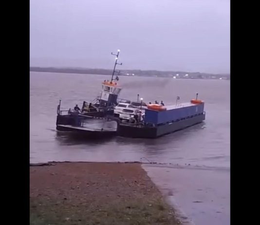 VÍDEO – Balsa fica à deriva por causa de ventania e serviço é suspenso na Vigorelli, em Joinville