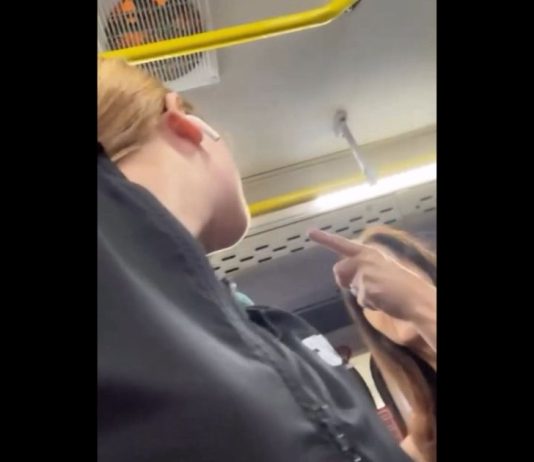 VÍDEO – Jovem de 18 anos denuncia agressão dentro de ônibus em Joinville